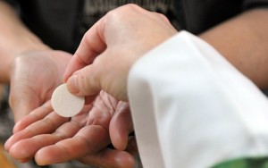 Communion-in-the-hand-C-717x450